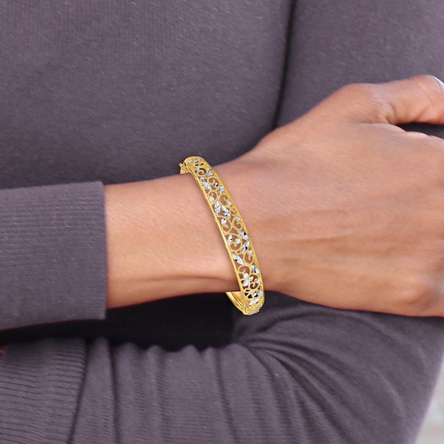 14K with White Rhodium Diamond-cut Filigree Graduated 9.00mm Hinged Oval Bangle Bracelet DB555